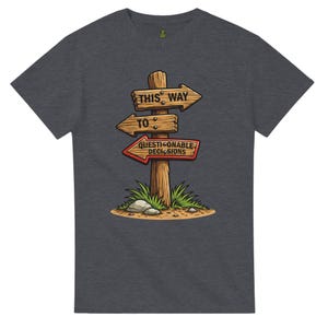 Könnte beinhalten: Dunkelgraues T-Shirt mit einem Holzschild-Design. Die Pfeile zeigen in verschiedene Richtungen mit den Texten "THIS WAY" und "QUESTIONABLE DECISIONS". Ein kleines grünes Logo befindet sich in der Nähe des Halsausschnitts.