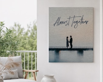 Ingelijste canvas muurdecoratie, Almost Together Pier, Ingelijste canvas kunst, Romantisch stel aan het water, Minimalistische decoratie voor geliefden, Sfeervol landschapskunst