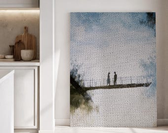 Ingelijst canvas wanddecoratie, minimalistisch stel op een pier, ingelijst canvas kunstwerk, serene meerdecoratie, geliefden aan het water, moderne wanddecoratie, woondecoratie