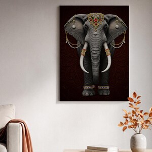 Puede incluir: Ilustración detallada de un elefante adornado con joyas. El elefante gris tiene colmillos blancos y está decorado con un tocado enjoyado y detalles dorados y perlados. El fondo es rojo oscuro con un patrón sutil.