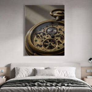 Puede incluir: Primer plano de un reloj de bolsillo vintage con intrincados engranajes y mecanismos internos. El reloj tiene una caja dorada y una esfera de cristal transparente, que revela el detallado mecanismo. El reloj está montado en una pared sobre una cama.