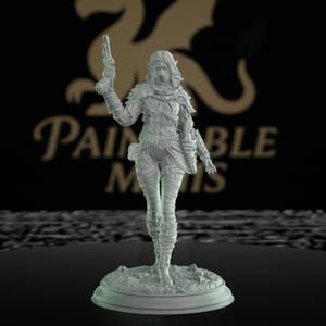 Puede incluir: Una figura en miniatura sin pintar de un personaje femenino, sosteniendo un arma. La figura lleva una máscara, armadura y leggings. La base está texturizada con un terreno rocoso. El fondo presenta el texto "PAINTABLE MINIS".