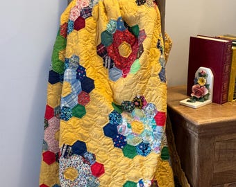 Vintage 1980s Grandmother’s Flower Garden Quilt – Hand-Pieced Quilted – Queen/King Size – Mustard Yellow – Novelty & Polyester Fabrics