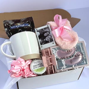 Caixa de presente rosa para autocuidado | Pacote de cuidados personalizado com caneca, foto Polaroid personalizada, cartão personalizado | Cesta de presentes para spa | Presente de agradecimento