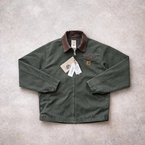 Può includere: Una tazza di ceramica bianca con manico nero e la scritta "But First, Coffee" in grassetto nero. La tazza è posta su uno sfondo sfocato, che suggerisce un'atmosfera accogliente.