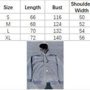 Puede incluir: Chaqueta con capucha gris con cierre de cremallera y cord&oacute;n. La chaqueta tiene un bolsillo delantero y mangas largas. La tabla de tallas muestra una longitud de 66 cm para la talla S, 68 cm para M, 70 cm para L y 72 cm para XL.