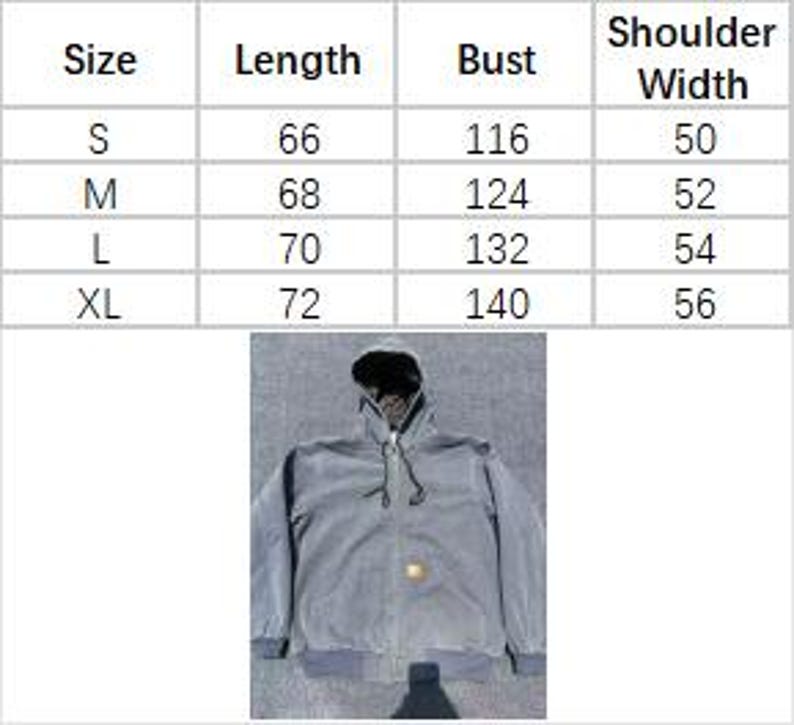 Puede incluir: Chaqueta con capucha gris con cierre de cremallera y cord&oacute;n. La chaqueta tiene un bolsillo delantero y mangas largas. La tabla de tallas muestra una longitud de 66 cm para la talla S, 68 cm para M, 70 cm para L y 72 cm para XL.