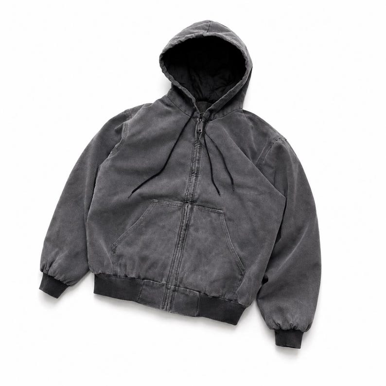 Puede incluir: Chaqueta con capucha y cremallera gris carb&oacute;n con capucha con cord&oacute;n y bolsillo delantero. La chaqueta tiene un aspecto lavado y vintage con pu&ntilde;os y dobladillo de canal&eacute;. La chaqueta est&aacute; hecha de un material duradero.