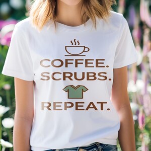 Könnte beinhalten: Weißes T-Shirt mit dem Text "COFFEE. SCRUBS. REPEAT." in braunen Buchstaben. Das Design beinhaltet ein Kaffeetassen-Symbol und ein Scrub-Top-Symbol. Das Shirt hat kurze Ärmel.