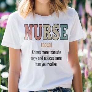 Könnte beinhalten: Weißes T-Shirt mit dem Wort "NURSE" in Pastellfarben, mit der Definition "(Substantiv) Weiß mehr als sie sagt und bemerkt mehr als Sie denken." Das T-Shirt hat einen Rundhalsausschnitt.