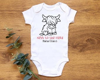 Säugling, neu in der Herde, personalisierte Bauernhöfe, Baby, neues Baby, Babypartygeschenk, Oneise, Body, Highland Kuh, Baby Junge, Baby Mädchen