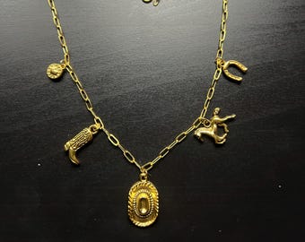 Collar con dije de vaquera, collar con dije dorado, collares de verano, collar de música country, collar con sombrero de vaquero, collar con bota de vaquero, dije dorado