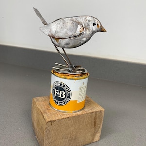 Handmade Flussstahl Metall Robin auf Lackdose montiert