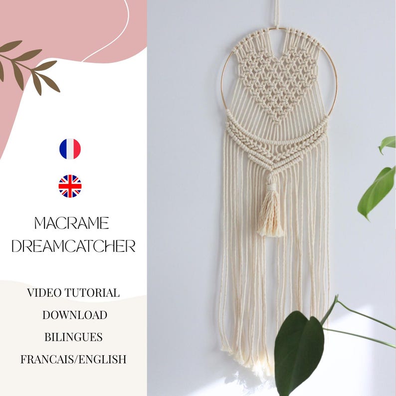 K&ouml;nnte beinhalten: Ein wei&szlig;er Makramee-Traumf&auml;nger mit herzf&ouml;rmigem Design und einem goldenen Reifen. Der Traumf&auml;nger h&auml;ngt an einer wei&szlig;en Wand und hat unten einen Quasten. Der Text "MACRAME DREAMCATCHER" ist in schwarzen Buchstaben auf rosa Hintergrund geschrieben. Der Text "VIDEO TUTORIAL DOWNLOAD BILINGUES FRANCAIS/ENGLISH" ist in schwarzen Buchstaben auf wei&szlig;em Hintergrund geschrieben.