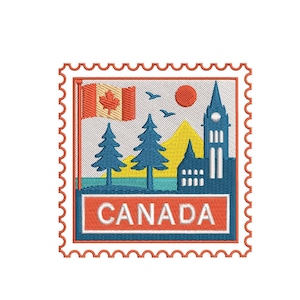 Puede incluir: Parche bordado con forma de sello postal con una bandera canadiense, pinos, montañas y un edificio con una torre del reloj. La palabra "CANADA" está bordada en letras de bloque naranja.