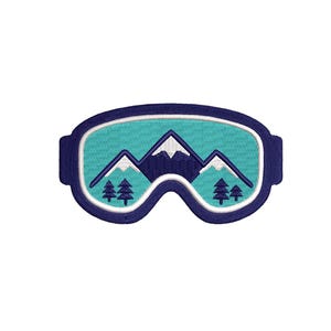 Può includere: Toppa ricamata di occhiali da sci con lente turchese e montatura blu navy. La lente presenta una catena montuosa e due pini. La toppa è progettata per abbigliamento e accessori.