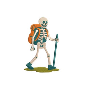 Op de afbeelding: Een geborduurde patch met een wit skelet dat aan het wandelen is met een oranje en blauwgroene rugzak, blauwgroene laarzen draagt en een lange blauwgroene wandelstok vasthoudt, staand op een kleine, onregelmatige olijfgroene ondergrond.