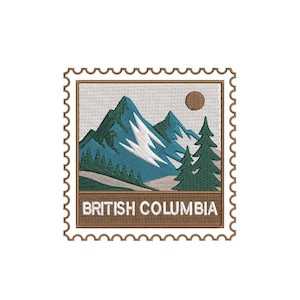 Pode incluir: Patch bordado com uma paisagem montanhosa com picos turquesa e brancos, um sol castanho e árvores de folha perene. O texto "BRITISH COLUMBIA" é exibido em uma faixa castanha. O patch é emoldurado com uma borda castanha em estilo selo postal.