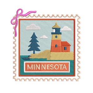 Puede incluir: Parche bordado con un faro, un pino y una escena de lago. El diseño incluye la palabra "MINNESOTA" en una pancarta rectangular. El parche tiene un borde de sello postal y un detalle de cinta rosa.