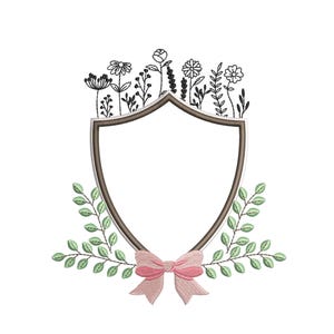 Può includere: Un design decorativo a forma di scudo con un bordo marrone, con una composizione floreale nella parte superiore e un fiocco rosa nella parte inferiore. Foglie verdi incorniciano i lati, creando un emblema ispirato alla natura.