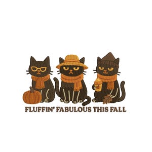 Könnte beinhalten: Eine Stickerei mit drei schwarzen Katzen mit Herbstaccessoires. Eine Katze trägt eine Brille und hält einen Kürbis, eine andere einen Hut und die dritte eine Kaffeetasse. Der Text lautet: "FLUFFIN' FABULOUS THIS FALL."