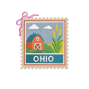 Könnte beinhalten: Gesticktes Ohio-Staatssiegel-Design mit einer roten Scheune, Weizen und dem Wort "OHIO" in Weiß. Die Briefmarke hat einen blauen Himmel mit Wolken und eine rosa Schleife.