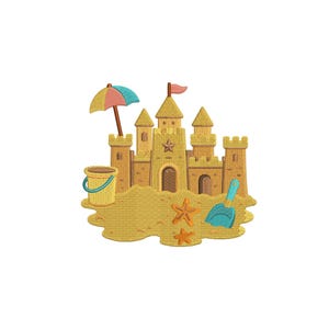 Può includere: Un castello di sabbia con una bandiera rossa, una stella e porte ad arco. Sono presenti anche un ombrellone, un secchio, una paletta e stelle marine. L'ombrellone è rosa, blu e giallo. Il secchio e la paletta sono blu e gialli.