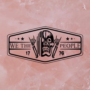以下が含まれることがあります： アメリカ国旗のデザイン、ロックンロールのハンドジェスチャー、そして「WE THE PEOPLE 17 76」の文字が入った、黒と白の長方形のエンブレムがピンク色の背景に描かれた、黒と白のグラフィックデザイン。