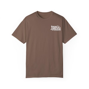 Puede incluir: Una camiseta marrón con un logotipo blanco que dice "tsevo clothing co."