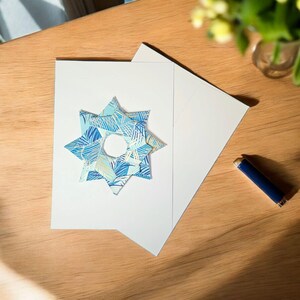 Carte de voeux toutes occasions avec enveloppe, couronne en origami fait main, papier chiyogami japonais yuzen washi couleurs et motifs assortis, blanc 5 x 7 po