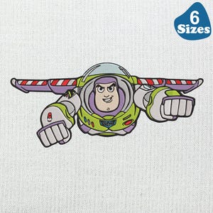 Puede incluir: Imagen de dibujos animados de Buzz Lightyear en pose de vuelo. El personaje lleva un traje espacial verde y morado con guantes y botas blancas. La imagen incluye el texto "6 Tamaños" en una forma azul.