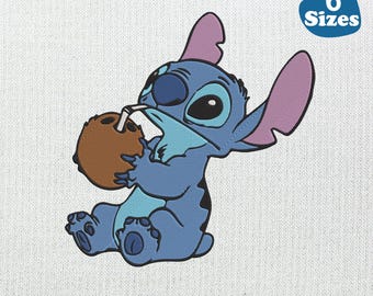 Può includere: Un personaggio blu dei cartoni animati, che tiene in mano una noce di cocco con una cannuccia, è presente in questa immagine. Il personaggio è seduto e ha grandi orecchie e occhi. Una forma blu con il testo "6 Taglie" si trova nell'angolo in alto a destra.