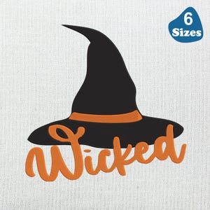 Könnte beinhalten: Schwarzer Hexenhut mit orangefarbenem Rand und dem Wort "Wicked" in orangefarbenen Buchstaben.