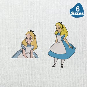 Könnte beinhalten: Zwei Illustrationen von Alice im Wunderland in einem blau-weißen Kleid mit blonden Haaren und einer schwarzen Schleife. Eine Illustration zeigt Alice sitzend, die andere stehend. Ein blaues Etikett oben rechts zeigt "6 Größen".