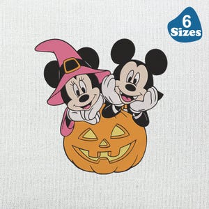 Könnte beinhalten: Eine Cartoon-Illustration von Micky und Minnie Maus. Minnie Maus trägt einen rosa Hexenhut und Micky Maus lächelt. Beide lehnen sich an einen geschnitzten orangefarbenen Kürbis. Das Bild hat einen weißen Hintergrund und ein blaues Etikett mit "6 Größen".