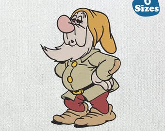 Puede incluir: Ilustración de dibujos animados de un personaje enano de Blancanieves. El enano tiene una gran nariz rosa, una larga barba blanca y lleva un abrigo color canela, pantalones rojos y zapatos marrones. La imagen incluye el texto "6 Sizes" en una forma azul.