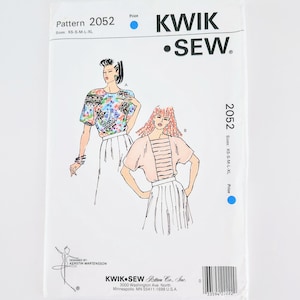 Puede incluir: Un sobre blanco de patrón Kwik Sew, patrón 2052, con ilustraciones de dos tops y faldas de mujer. El sobre incluye el texto "KWIK • SEW" e información de tallas: XS-S-M-L-XL. El diseño es de Kerstin Martensson.