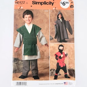 Puede incluir: Patrón de costura Simplicity H0122 A para disfraces infantiles, tallas ES 3-8. El patrón presenta tres diseños de disfraces: un ninja, una túnica con capucha y un atuendo de guerrero. Impreso en EE. UU.