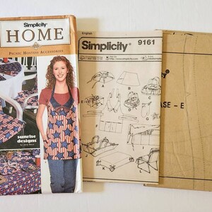 Puede incluir: Patr&oacute;n de accesorios para anfitriona de picnic Simplicity Home. El patr&oacute;n incluye instrucciones para hacer cojines para sillas, un mantel y un delantal. El delantal presenta un dise&ntilde;o de estrellas rojas, blancas y azules. El patr&oacute;n est&aacute; etiquetado "9161".