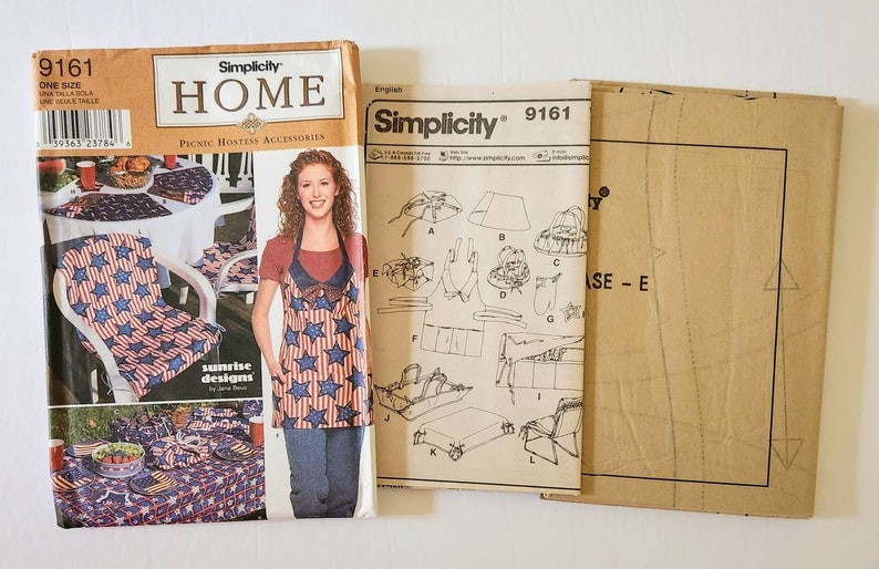 Puede incluir: Patr&oacute;n de accesorios para anfitriona de picnic Simplicity Home. El patr&oacute;n incluye instrucciones para hacer cojines para sillas, un mantel y un delantal. El delantal presenta un dise&ntilde;o de estrellas rojas, blancas y azules. El patr&oacute;n est&aacute; etiquetado "9161".