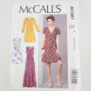 Könnte beinhalten: Ein McCall's Schnittmusterumschlag mit Kleiderdesigns. Der Umschlag zeigt das McCall's-Logo, die Modellnummer M7381 und Größenangaben. Die Kleider umfassen ein gelbes Polka-Dot-Kleid, ein Blumenmusterkleid und ein bordeauxfarbenes Blumenkleid. Maße in cm.