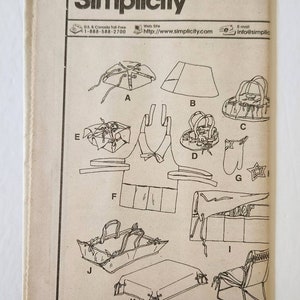 Puede incluir: Una hoja de patr&oacute;n de costura Simplicity vintage, con varios proyectos de manualidades. La hoja incluye ilustraciones de art&iacute;culos etiquetados de la A a la L, con el logotipo de Simplicity y el n&uacute;mero 9161.