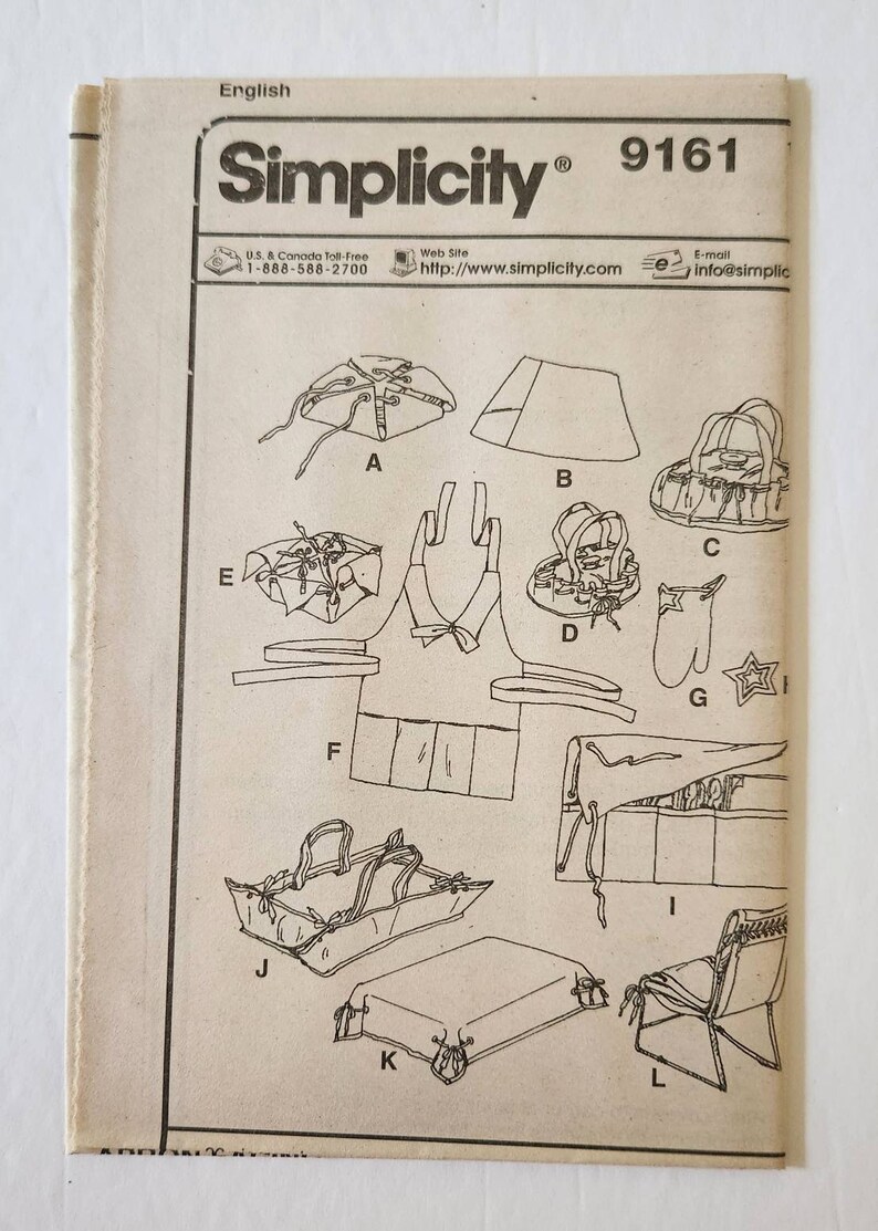 Puede incluir: Una hoja de patr&oacute;n de costura Simplicity vintage, con varios proyectos de manualidades. La hoja incluye ilustraciones de art&iacute;culos etiquetados de la A a la L, con el logotipo de Simplicity y el n&uacute;mero 9161.