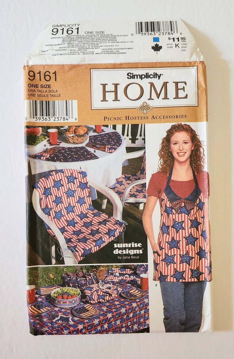 Puede incluir: Patr&oacute;n de accesorios para anfitriones de picnic Simplicity Home. El patr&oacute;n presenta a una mujer que lleva un delantal con un dise&ntilde;o de estrellas rojas, blancas y azules. La imagen muestra cojines para sillas, un mantel y otros art&iacute;culos de picnic.