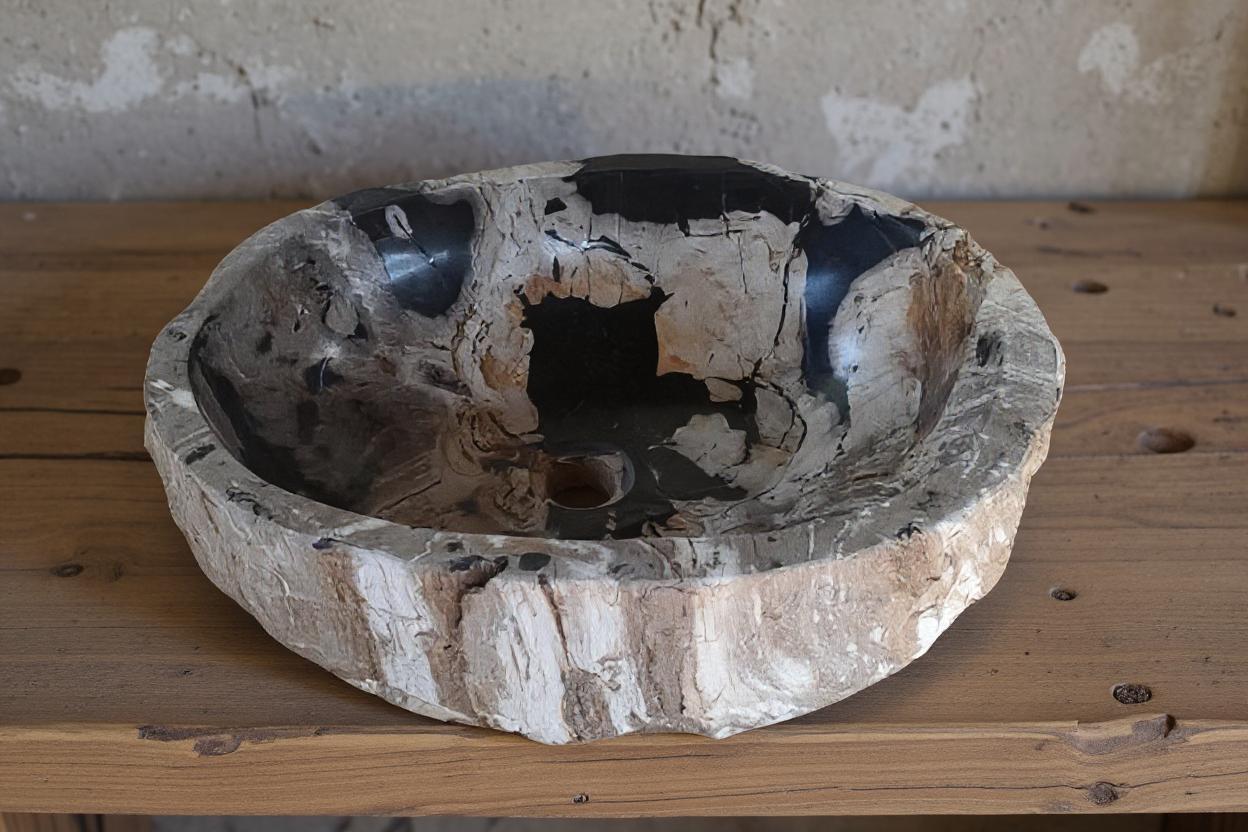 Waschbecken aus versteinertem Holz – Maße 47 x 38 x 15 cm.