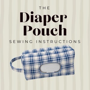 Può includere: Una custodia rettangolare in tessuto per pannolini con motivo a quadri blu e bianchi, dotata di manico laterale e apertura centrale in plastica grigia. Il testo THE Diaper Pouch SEWING INSTRUCTIONS è stampato in nero sopra.