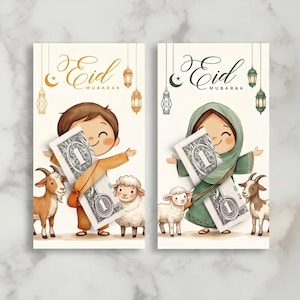 Könnte beinhalten: Zwei Eid Mubarak-Grußkarten. Eine Karte zeigt einen Cartoon-Jungen, der einen Dollar-Schein hält, mit einer Ziege und einem Schaf. Die andere Karte zeigt ein Cartoon-Mädchen, das einen Dollar-Schein hält, mit einer Ziege und einem Schaf. Beide Karten haben die Worte "Eid Mubarak".