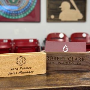 Gepersonaliseerd cadeau voor hem, houder voor aangepaste visitekaartjes, houder voor gepersonaliseerde visitekaartjes, bureauaccessoires, bedrijfscadeau, kaarthouder