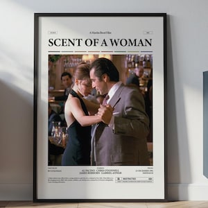 Può includere: Un poster incorniciato del film "Scent of a Woman" con una coppia che balla. Il poster ha una cornice nera ed è esposto contro un muro bianco. Il titolo è in alto, con gli attori e i crediti del film in basso.