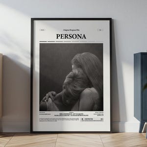 以下が含まれることがあります： 黒い持ち手と「But First, Coffee」のテキストが黒い太字で書かれた白いセラミックマグ。マグカップは白い表面に置かれています。